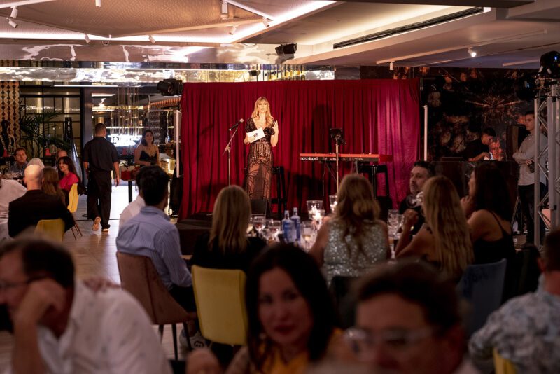 Maria Moya, presentadora del evento cena benéfica Elena Torres