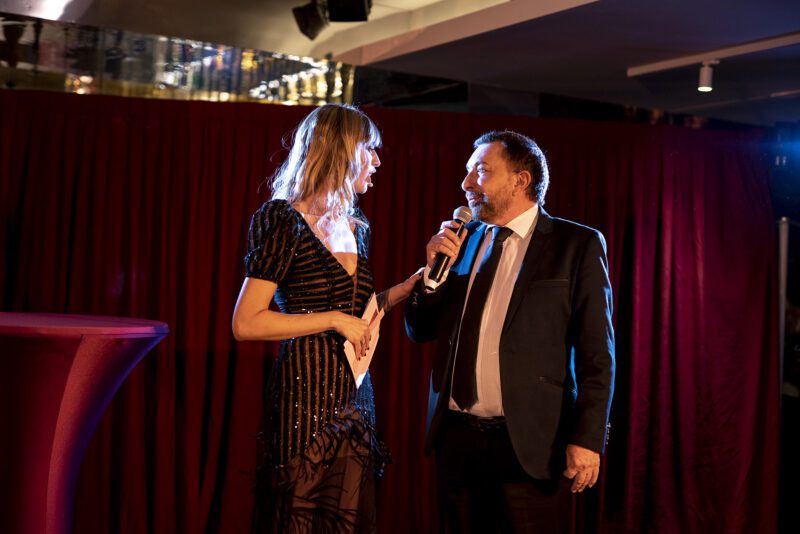 Maria Moya, presentadora del evento cena benéfica Elena Torres, con José Manuel Parada